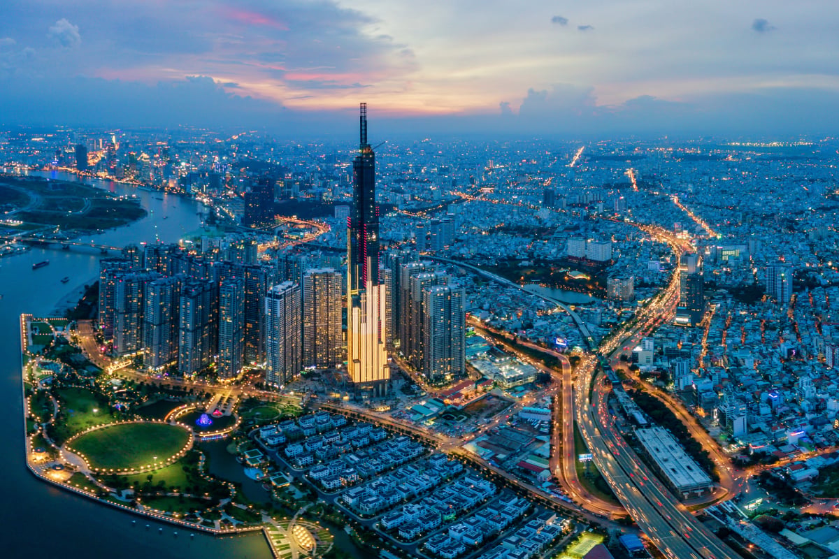 Iconic skyscraper overlooking a large Asian city at dusk, illustrating urbanization, economic growth and emerging markets
