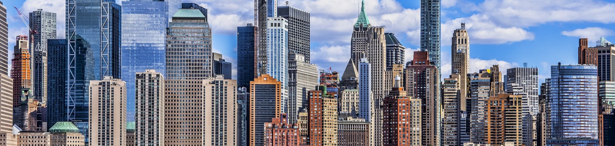 Skyline van Shanghai met de Oriental Pearl Tower en moderne wolkenkrabbers, symbool voor de economische kracht van China